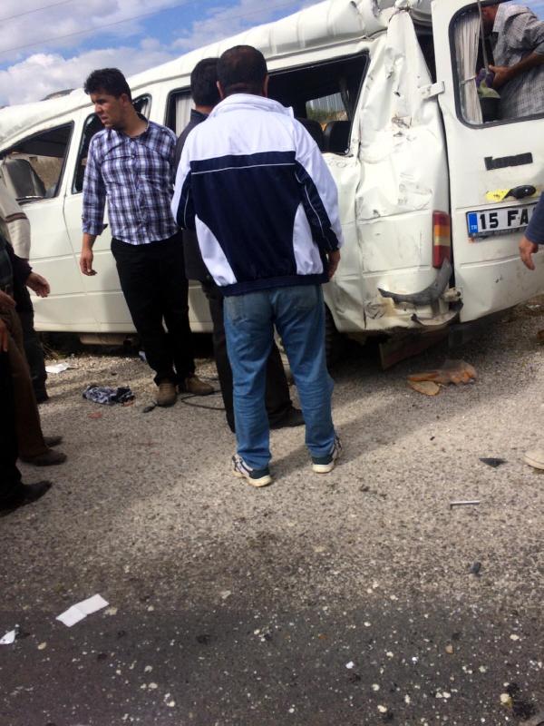 Burdur'da minibüsle kamyon çarpıştı: 2 ölü, 14 yaralı