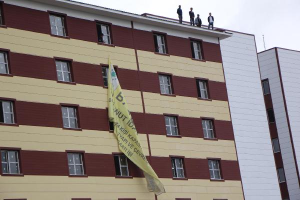 İşçiler çatıya çıktı, polis afişin derdine düştü