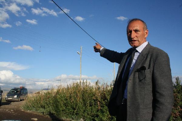 Yıllardır değişmeyen elektrik hatları vatandaşı isyan ettirdi