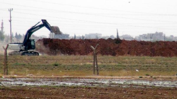 Nusaybin- Suriye Sınırda hendek kazma çalışmaları sürüyor