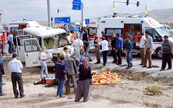 Burdur'da minibüsle kamyon çarpıştı: 2 ölü, 14 yaralı (2)