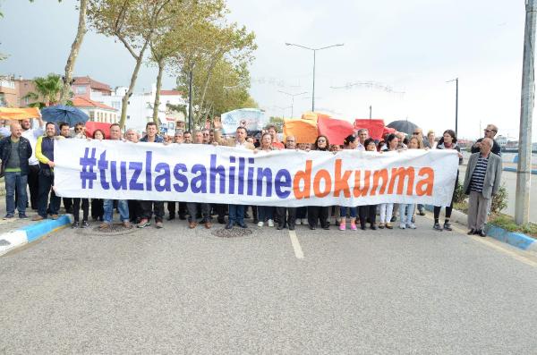 Tuzla'da sahilin doldurulmasına karşı insan zinciri