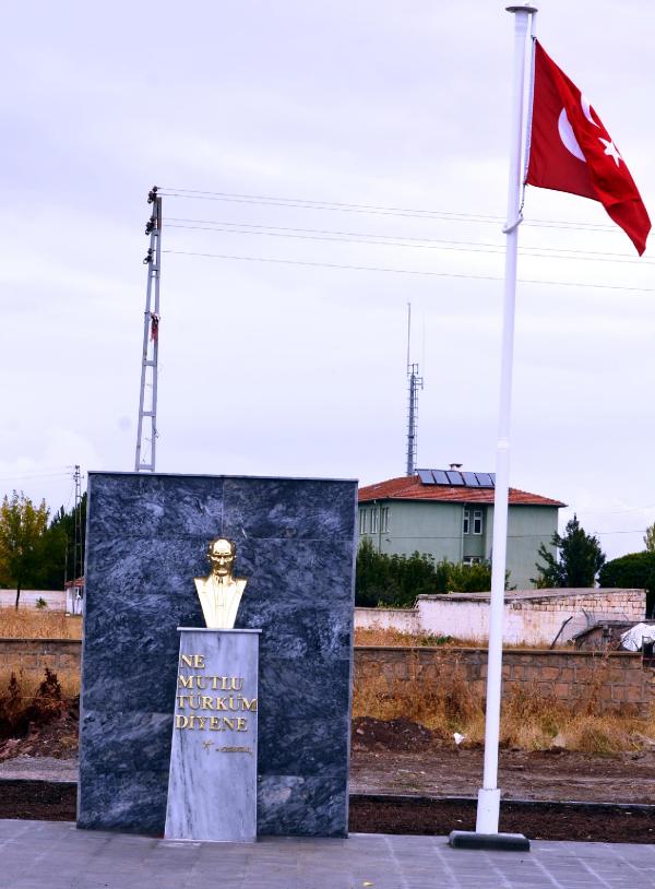 Atatürk'ün heykeli gitti, büstü geldi