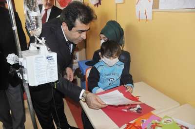Lösemi hastası öğrenciler karne sevincini hastanede yaşadı