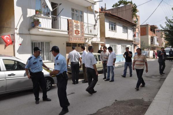 Boşandığı eşini evine balkondan girip, bıçakla yaraladı