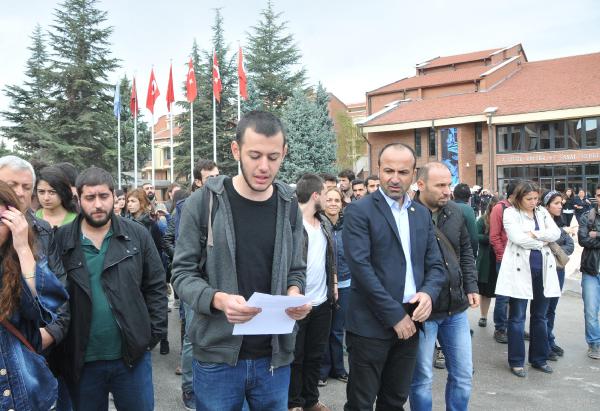Anadolu Üniversitesi'nde öğrenciler okuldan uzaklaştırmaları protesto etti