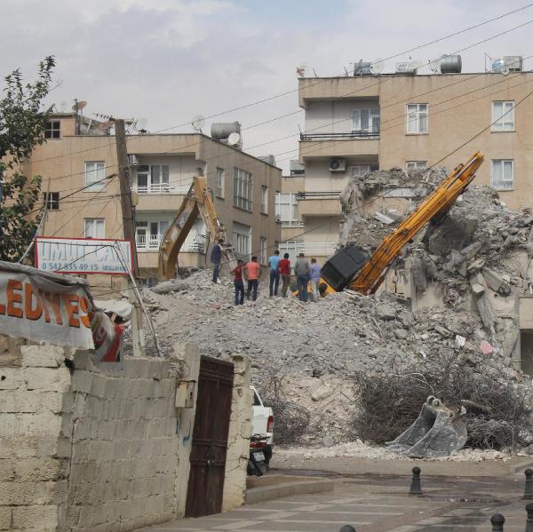 İş makinesi yıkımda devrildi