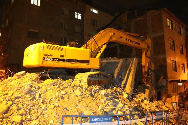 5 katlı bina yıkım çalışması sırasında çöktü; kepçe operatörü hayatını kaybetti