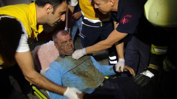 Yangın çıkan bina çöktü, bir itfaiye eri göçük altında kaldı
