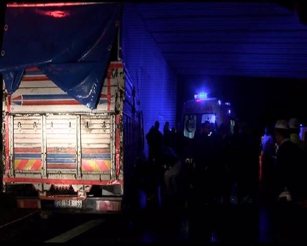Araçta sıkışan kamyonet sürücüsü acı içinde kıvrandı