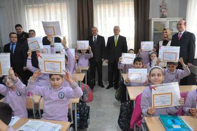 Engelli Dilek'e madalya ve karnenin yanında akülü sandalye sözü