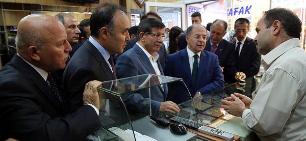 Soyguncular, alarmı susturamayınca kuyumcuyu getirdi
