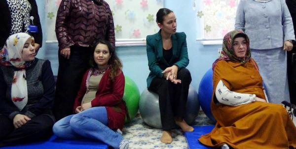 Kadın Vali yardımcısı pilates topu üzerinde hamile kadınlarla sohbet etti