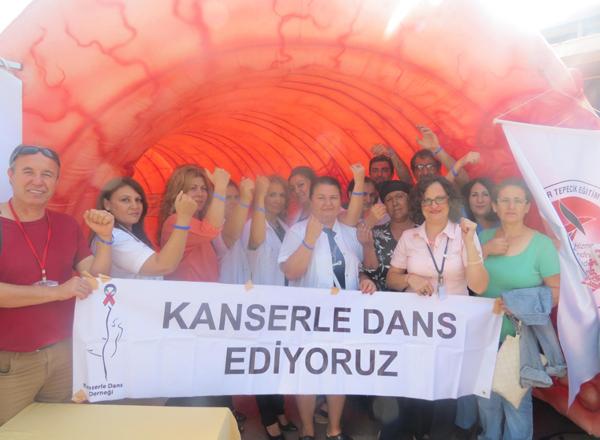 Hastane bahçesine dev kalınbağırsak maketi