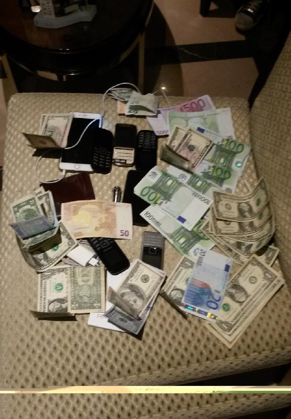 Beyaz kağıtları dolara çevireceklerini söyleyen Afrikalı dolandırıcılar yakalandı