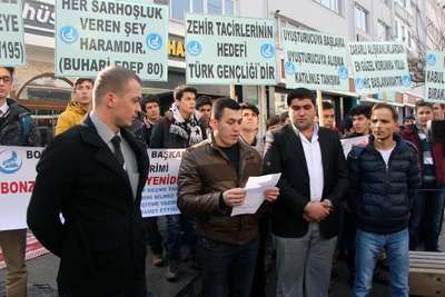 Cami çıkışı karton çay bardağıyla bonzai uyarısı