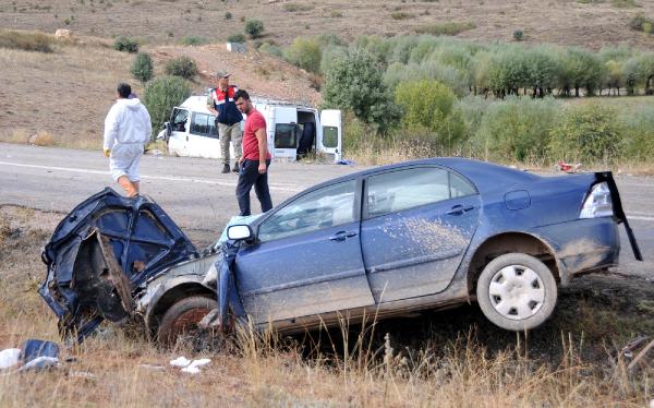 Sivas'ta minibüs ile otomobil çarpıştı: 1 ölü, 9 yaralı