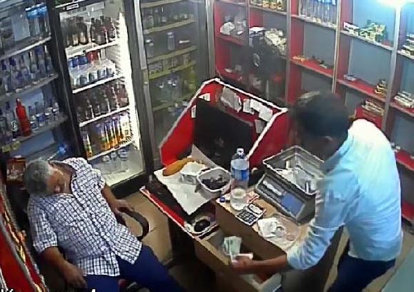 Büfecinin uyuduğunu görünce kasadaki 400 lirayı çaldı