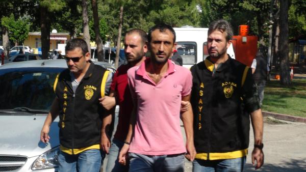 Otobüs bekleyen kadınların cüzdanlarını çalmaktan yakalandılar