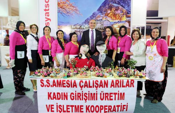 Köylü kadınlar, yumurta kabuklarından kendi maketlerini yaptı