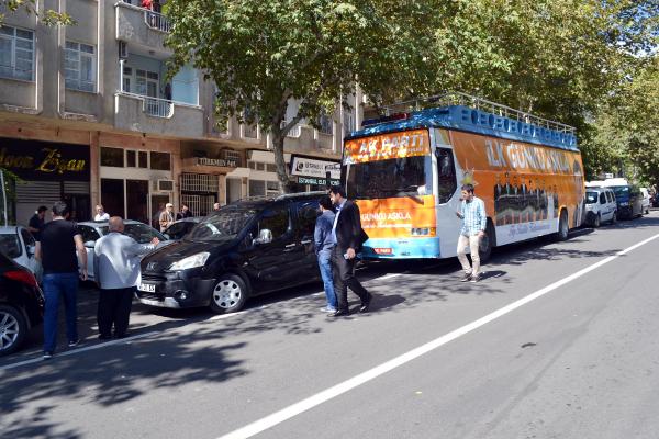 Ak Parti'nin seçim otobüsü 4 araca çarptı