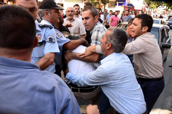 Halkevleri üyelerinden eski Bakanı Elvan'a protesto