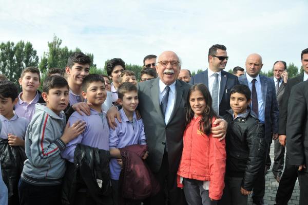 Öğrenciler bakan Avcı'nın doğum gününü kutladı