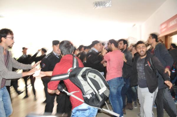 Anadolu Üniversitesi'nde afiş kavgası