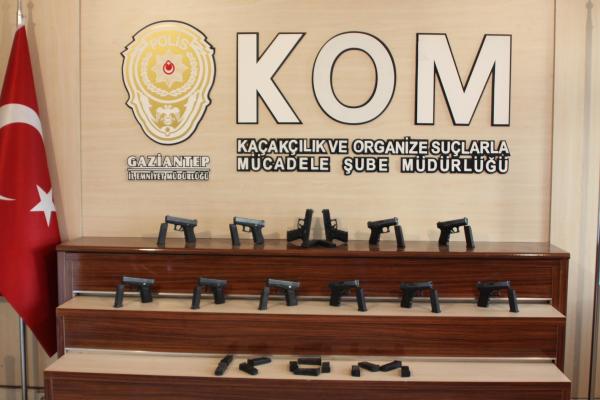 Otomobilde 12 tabancaya 3 tutuklama