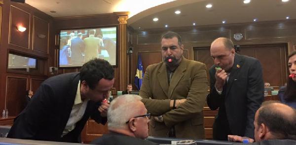 Kosova Meclisi'ne göz yaşartıcı gaz atıldı