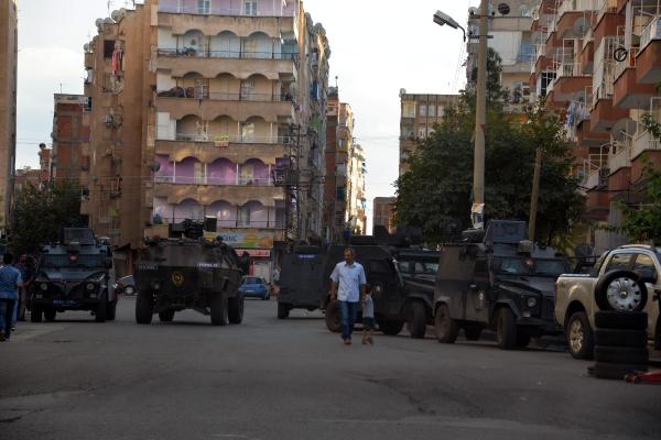 Diyarbakır'da polisin baskın düzenlediği evden ateş açıldı: 1 ölü