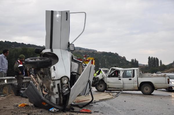 Otomobilde sıkışan sürücü 1 saatte kurtarıldı