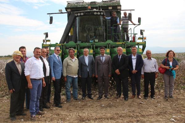 Menemen'de son teknoloji makineyle pamuk hasadı