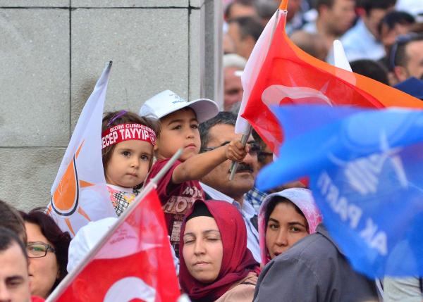 Başbakan: Kaçaklarla dava adamlarını ayıracak mısınız?