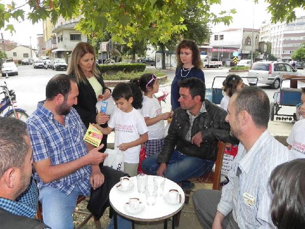 İlkoğkul öğrencilerinden 'yere tükürmeyelim' kampanyası