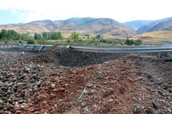 Bingöl'de PKK'nın yola tuzakladığı bomba imha edildi