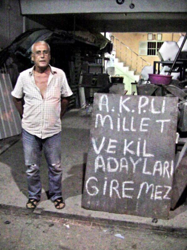 'AKP'li milletvekili adayları giremez' tabelasına 190 lira ceza