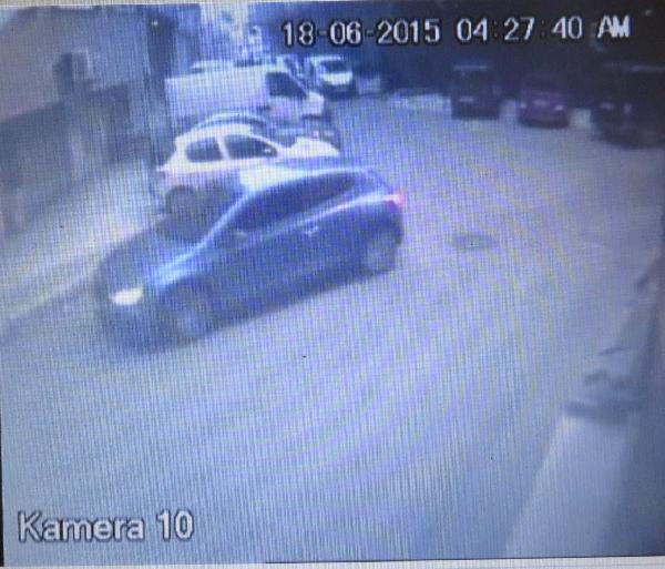 Otomobili soymak için 1 saat 22 dakika uğraştılar