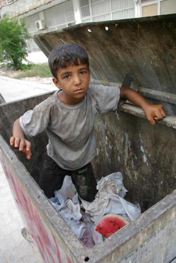 Suriyeli çocuklar ekmeklerini çöpten çıkartıyor