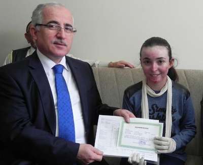 Elif, karnesini evinde Vali Tuna'dan aldı