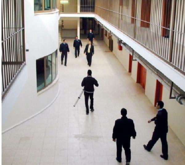 Verilen üzümlerin suyunu ekmekle mayalayıp şarap yapıp içen mahkumlar hastanelik oldu