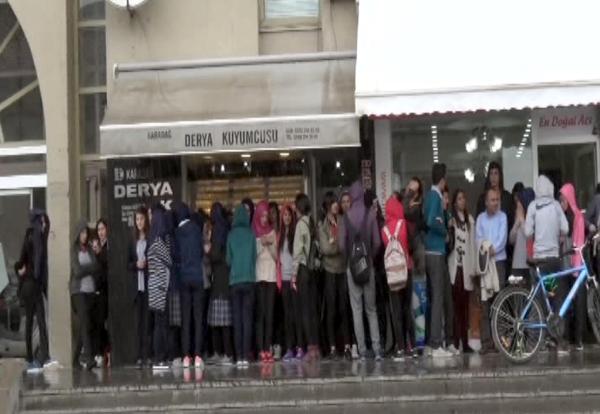 Önce yağmura yakalandılar kitap alırken de izdiham yaşadılar