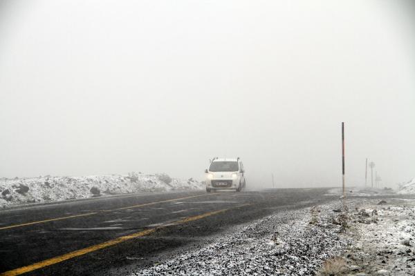 Ardahan'ın yüksek kesimlerine kar yağdı