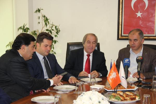 Balkan milletvekilleri, İzmir'de AK Parti il başkanlığını ziyaret etti
