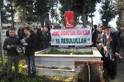 Rize'de SP'liler, peygambere hakareti mezarlıkta protesto etti