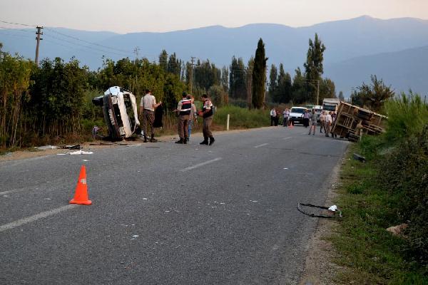 Kamyonet ile otomobil devrildi: 3 yaralı