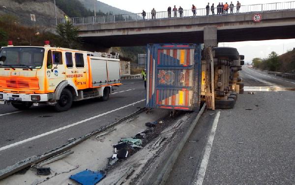 TIR'dan düşüp karşı şeride yuvarlanan konteynere otomobil çarptı: 3 ölü, 3 ağır yaralı