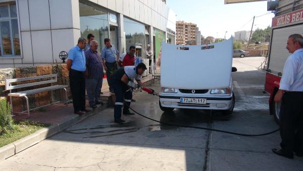 Kilis'te otomobilin motor kısmına kedi girdi