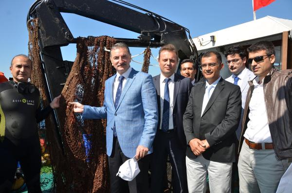 Kaymakam, deniz dibinden balıkların katili terkedilmiş ağ çıkardı