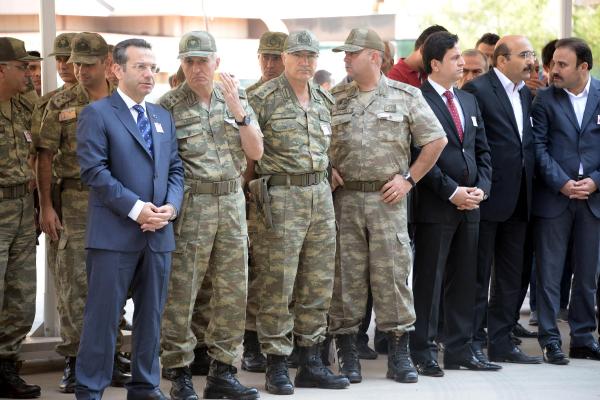 Şehidin oğlu: Anne evimize gidelim. Şehit eşi: Evimiz mi kaldı oğlum?
